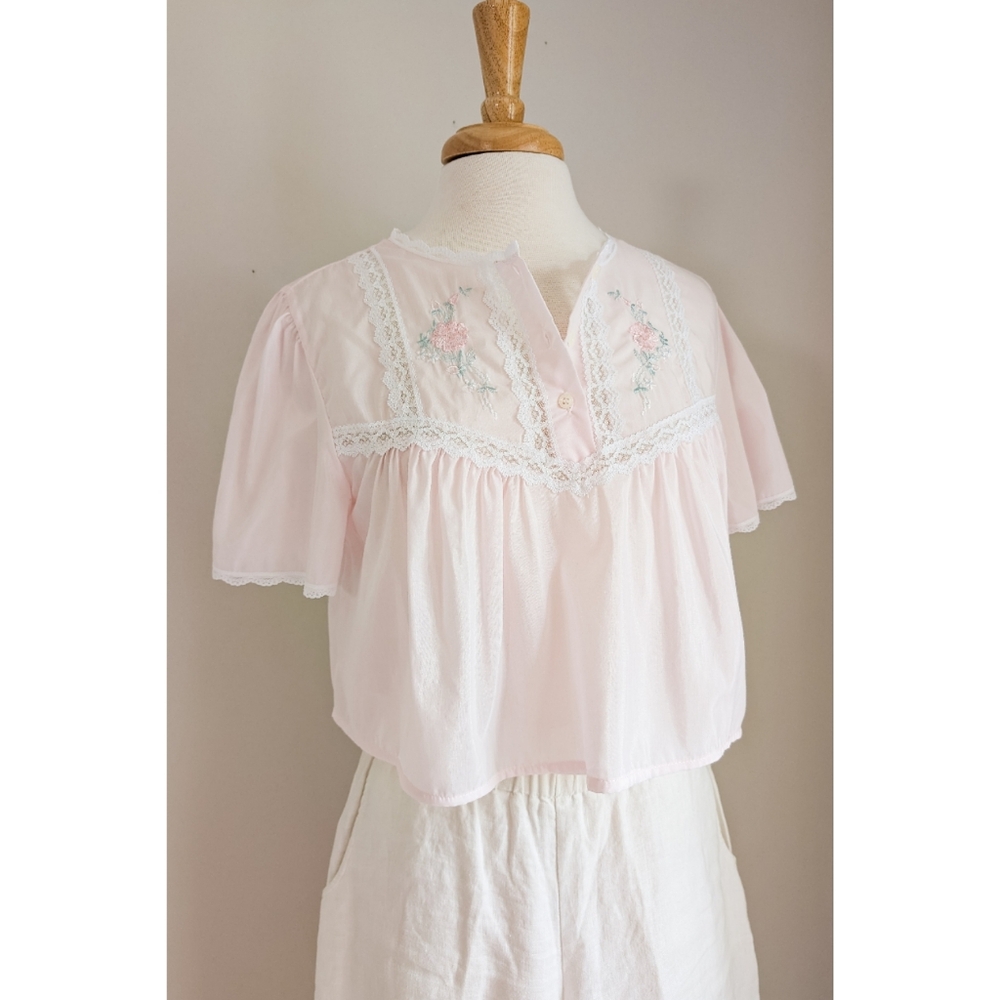R E W O R K E D Vintage :: Pink Floral Embroidered Lace Trim 90s Cottage Blouse - Picture 10 of 15